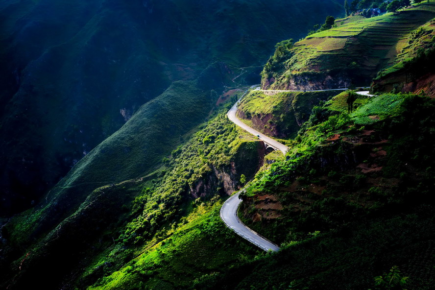 山  间 摄影 袁德洪