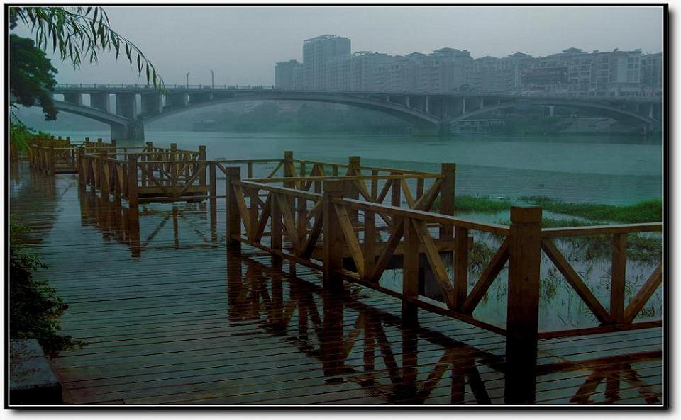 雨袭廊桥 摄影 坳风