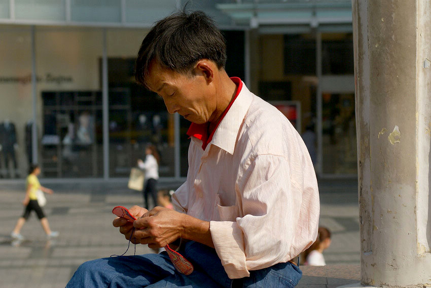 纳鞋垫的男人 摄影 山野俗夫