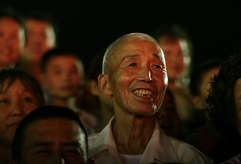 看戏 摄影 涧草堂主