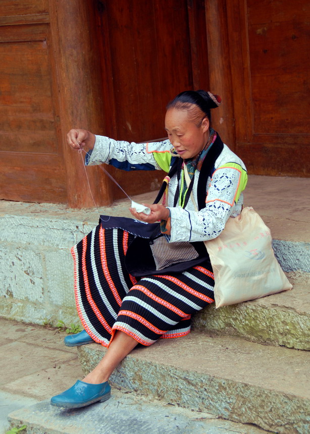 民族妇女巧手 摄影 huoda