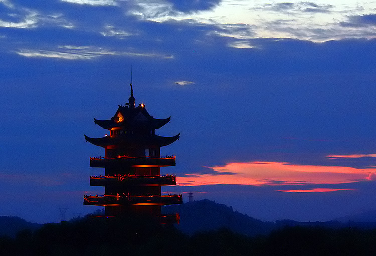 《霞光塔影》 摄影 赤夕阳