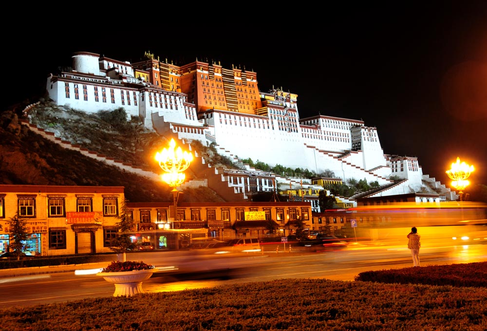 布达拉宫夜景 摄影 湖水清清