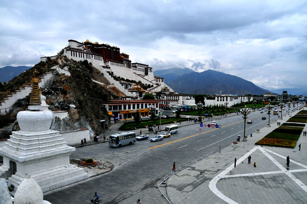 布达拉宫前的街景 摄影 湖水清清