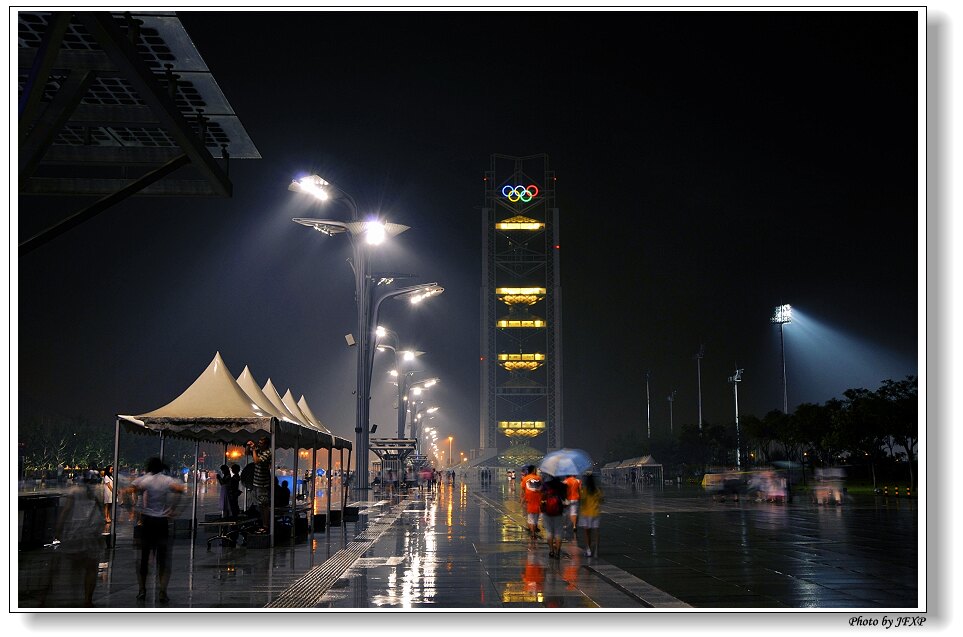 雨夜奥体 摄影 加菲小帕