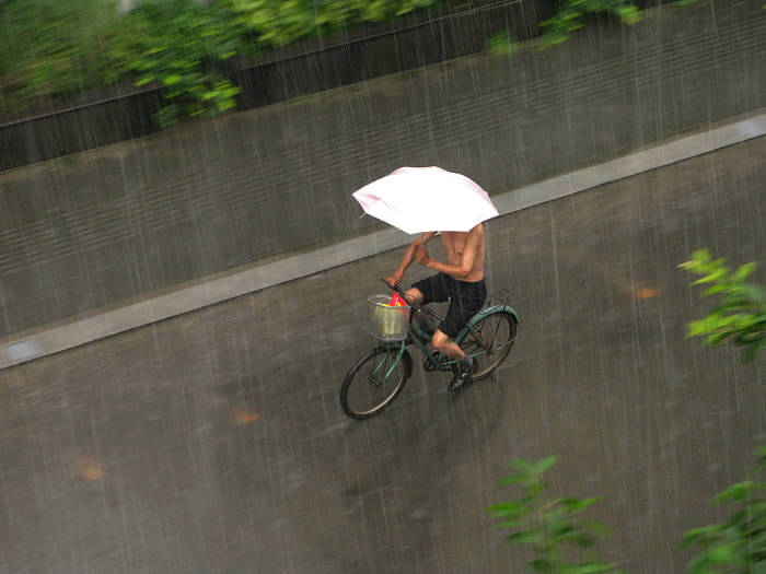 雨中走单骑 摄影 人生自有路