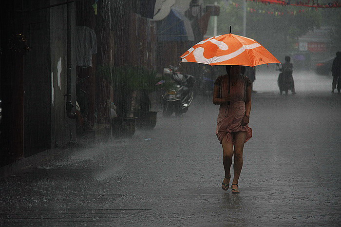 她从雨中来 摄影 江南板桥文