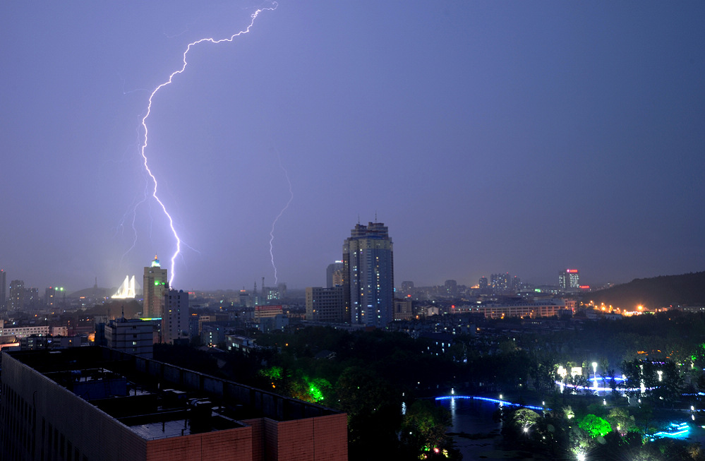 雨夜 摄影 正午泳客