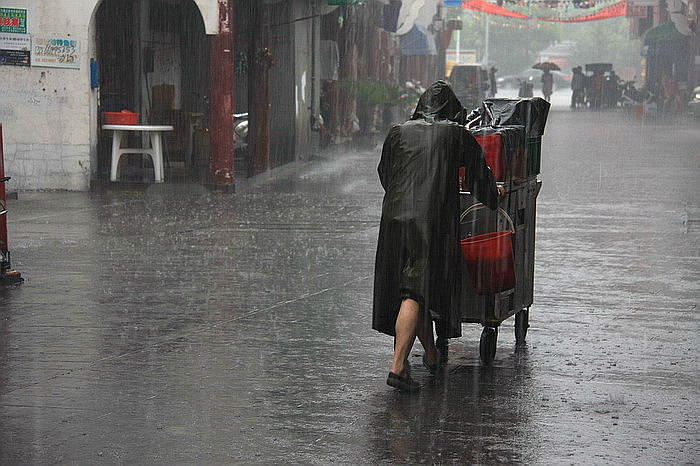 他在雨中行 摄影 江南板桥文