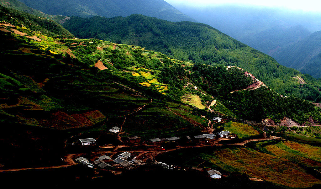 小山村 摄影 殷涛