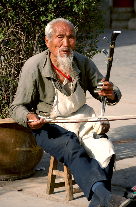 拉弦卖艺的老人 摄影 宝成铁路