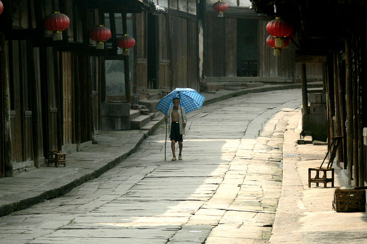 走过石板路 摄影 古雒城