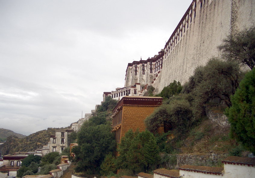 巍峨高耸，依山而建的布达拉宫宫墙 摄影 清水鱼