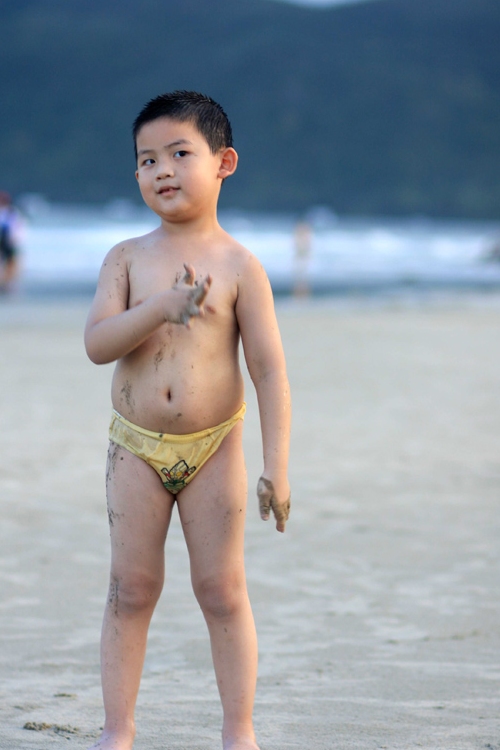 海边玩沙的孩子 摄影 小小麦兜