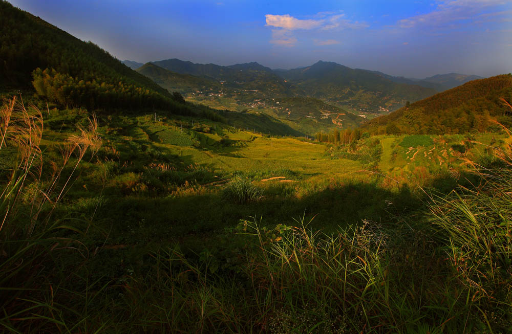 秋色在山谷里延伸. 摄影 好好吃饭