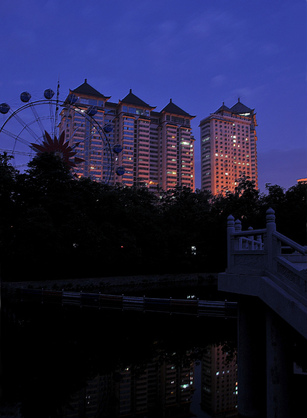 ————宫外夜景一样绚丽———— 摄影 云中飞鹤