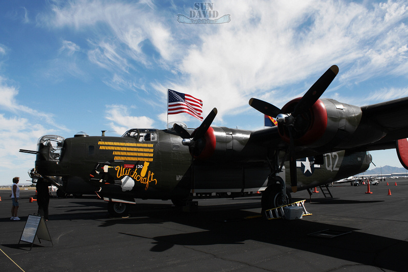 B-24J 轰炸机 摄影 不是牛仔也忙