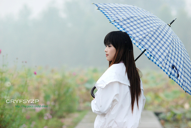 风雨中的百衣女孩 摄影 此人以疯