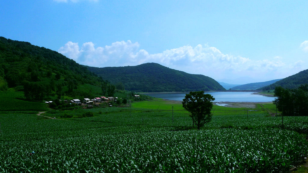 遥望家乡的小山村 摄影 不算晚