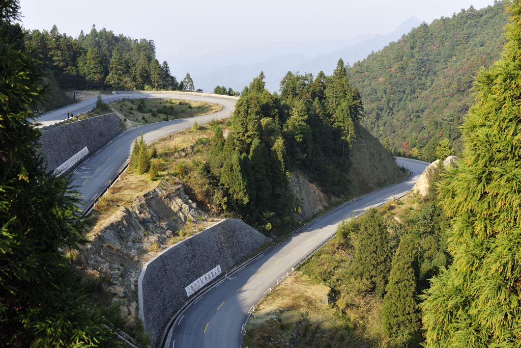 黄羊界上盘山路 摄影 成都老杨