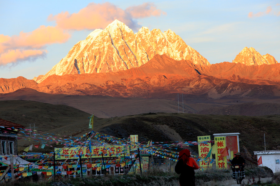 神山下的藏民 摄影 陈林峰