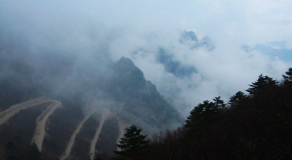 山路弯弯入云端 摄影 子午山翁