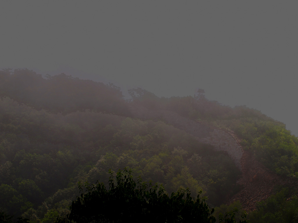 雨前箭扣飞鹰倒仰中漫步 摄影 姚顺