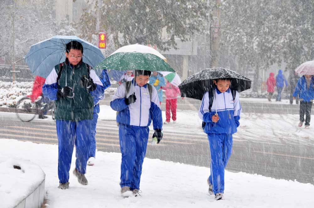 上学的路上 摄影 湖水清清