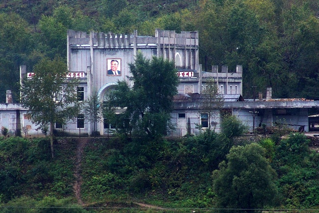 鸭绿江对岸---朝鲜小镇火车站 摄影 诗捷