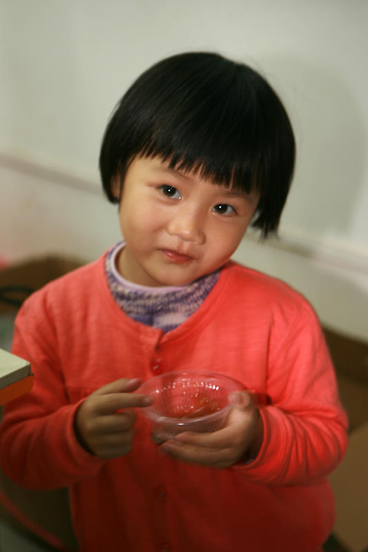 超市中的小女孩 摄影 灿烂的黎明