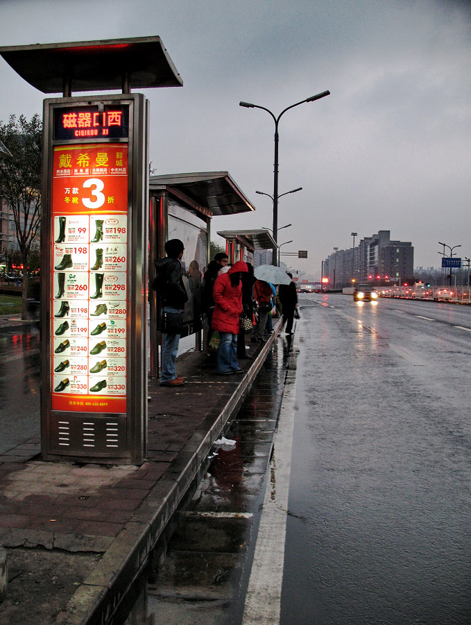 雨天：公交车站 摄影 水底鱼