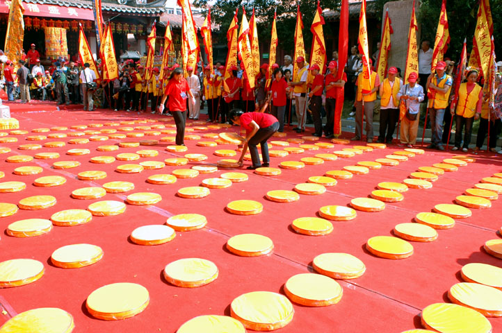 祭拜之前 摄影 达达鱼