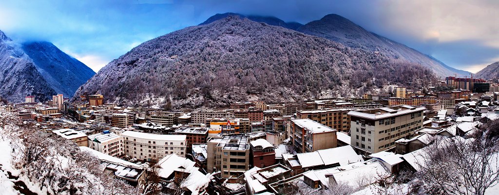 雪后康定城 摄影 大草坝