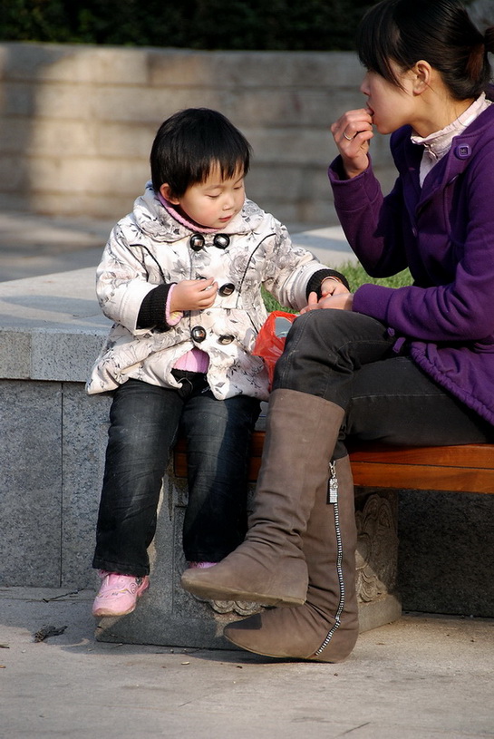 女性好嗑瓜子 摄影 译书人