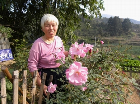 笑脸和花一起开放 摄影 张玉祥