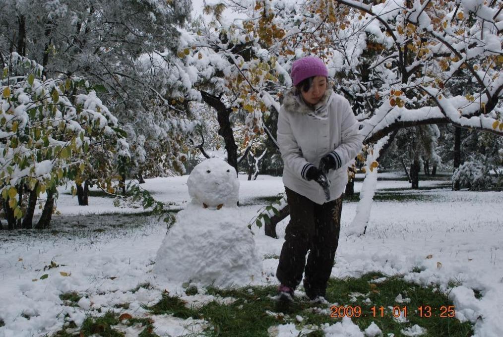 女孩与雪人 摄影 原原