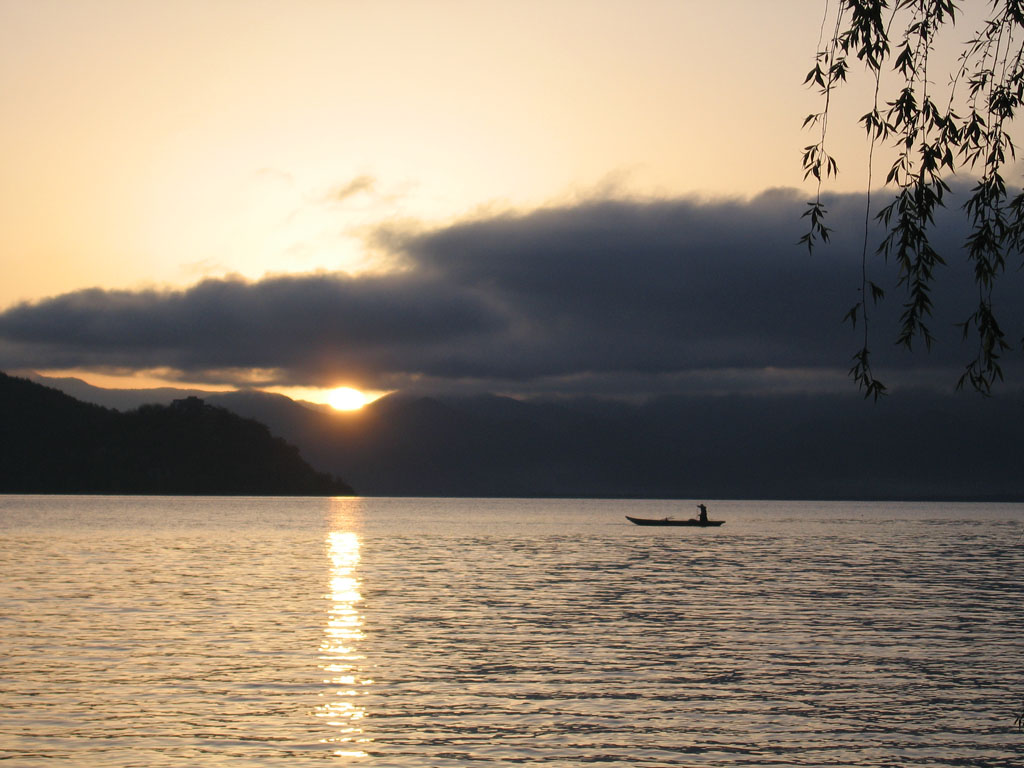 泸沽湖晨曦 摄影 湖生洋