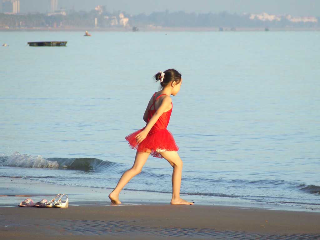 赶海的女孩——海口西海岸印象 摄影 龙宇