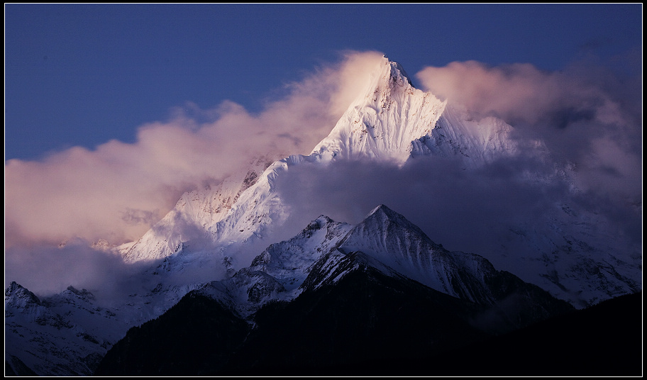 披彩云的雪山 摄影 arnan