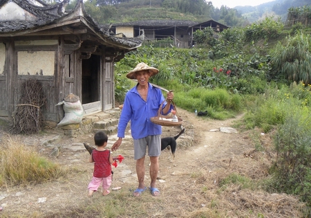 老农与他的孙女和狗 摄影 张玉祥