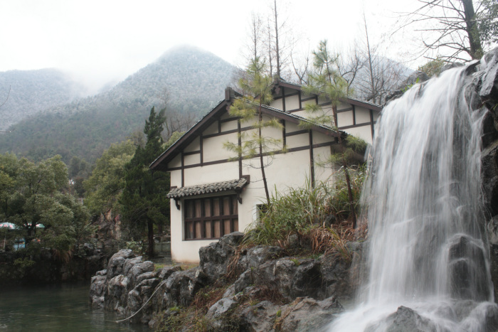 流水依山 摄影 梁摄