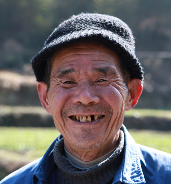 开心的山农 摄影 雨田1881