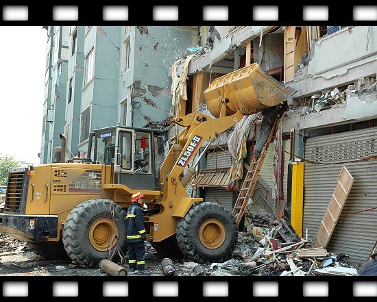 2008.5.12汶川大地震pp 摄影 洛桑扎西