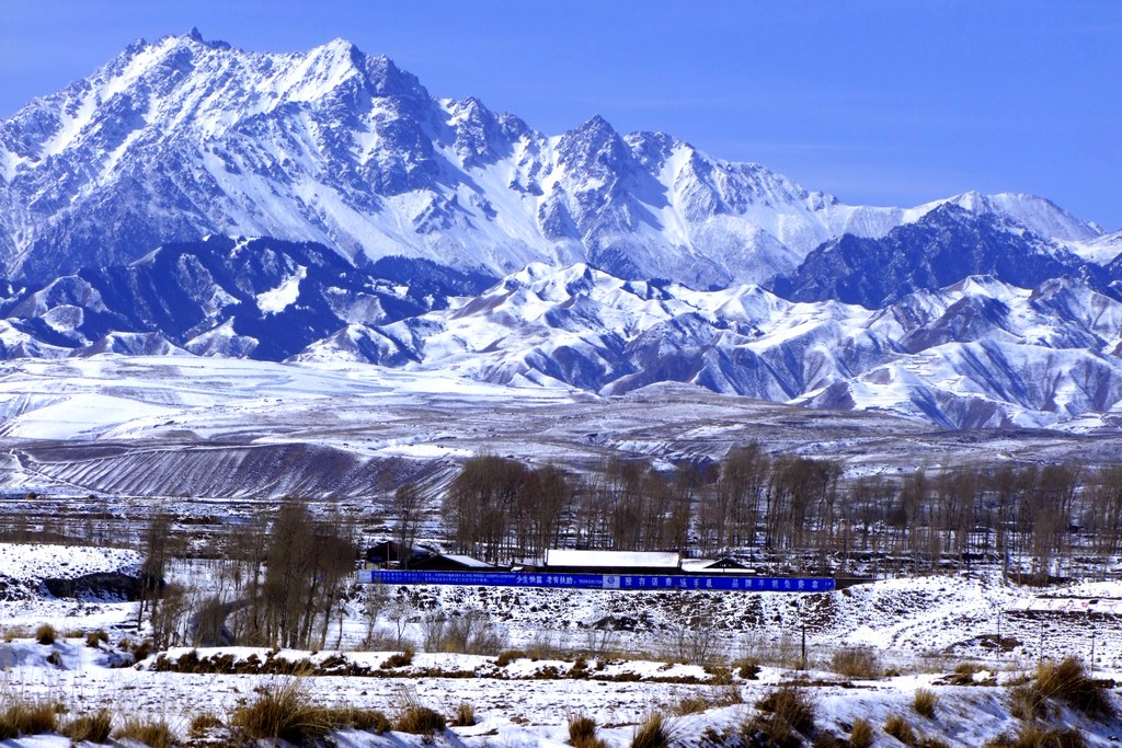 雪山下的村庄 摄影 祁连魂