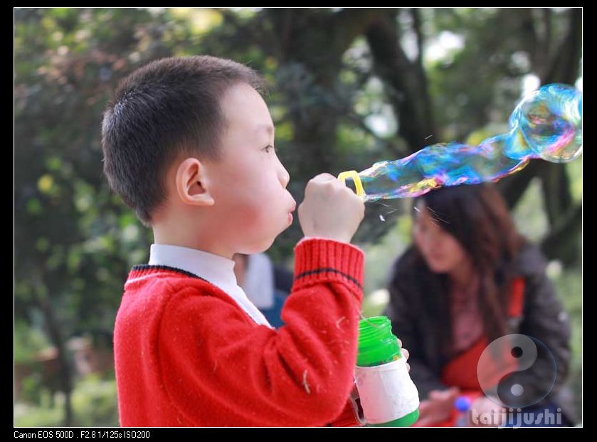 吹泡泡的男孩 摄影 太极居士