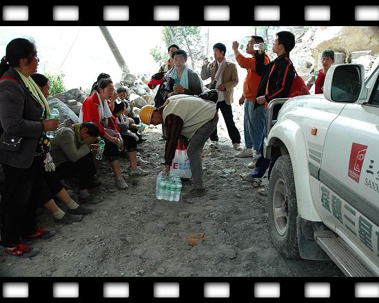 2008.5.12汶川大地震pp 摄影 洛桑扎西