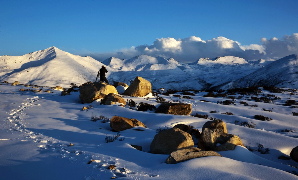 雪山影人忙 摄影 葛达山