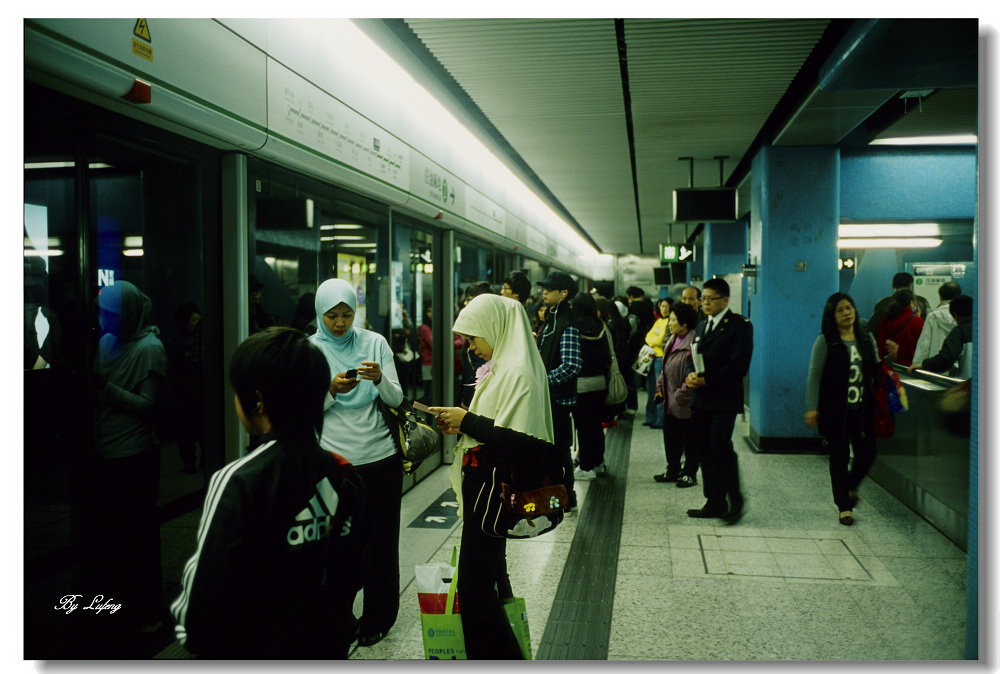 In the subway of Hongkong 摄影 悠然鲁风