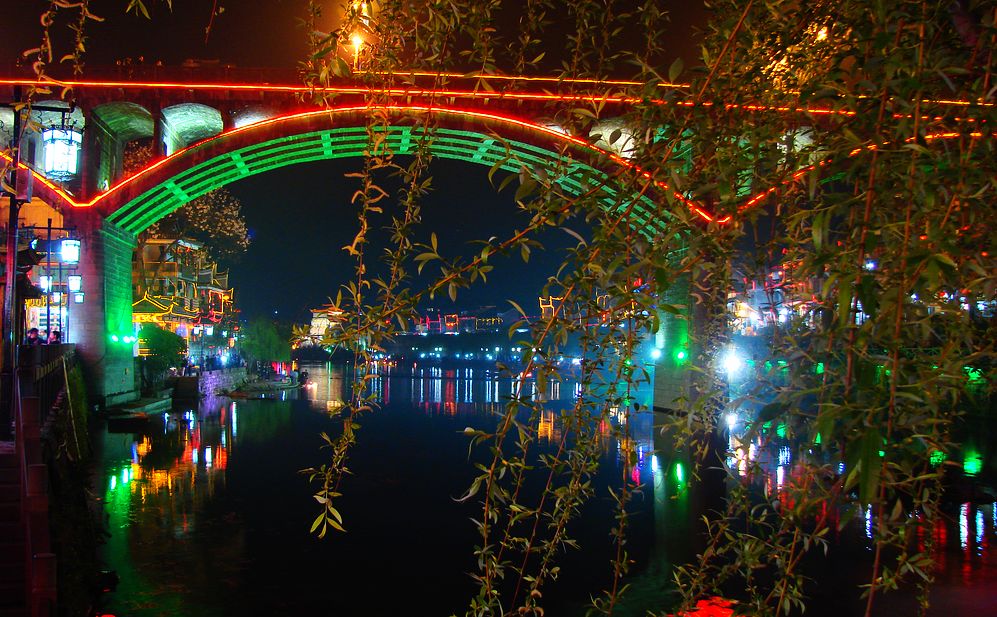 凤凰城沱江夜景。 摄影 紫色牡丹