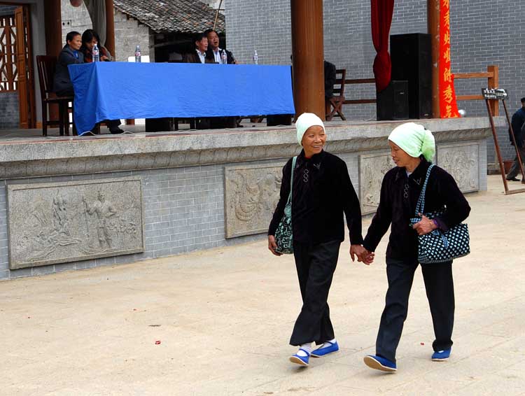 山歌台前两姐妹 摄影 乡韵